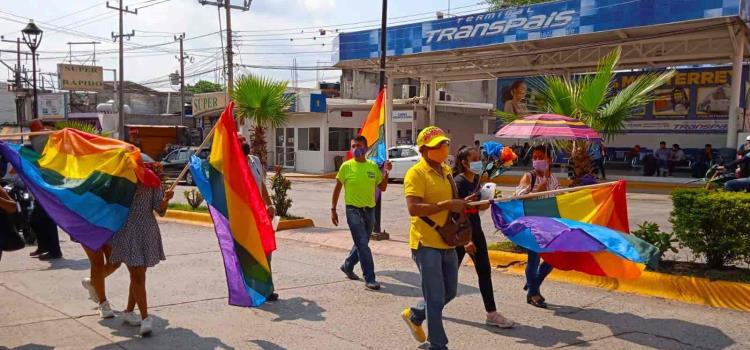 Desfila comunidad LGBT en avenidas de Tamazunchale; piden respetar sus derechos