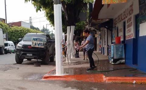Matlapa: denuncian vecinos desperdicio de agua en calle Emiliano Zapata 
