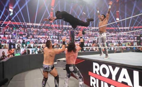 Bad Bunny se sube al ring y ataca a dos superestrellas de la WWE con una plancha cruzada voladora