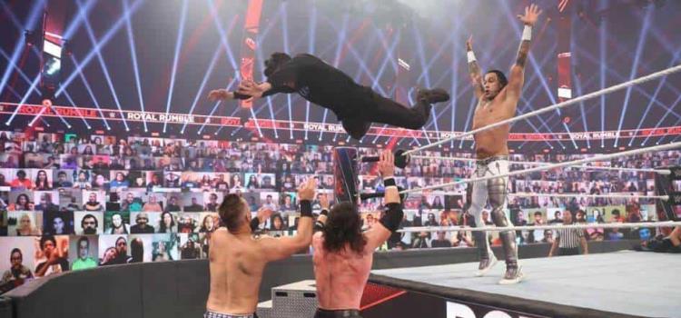 Bad Bunny se sube al ring y ataca a dos superestrellas de la WWE con una plancha cruzada voladora
