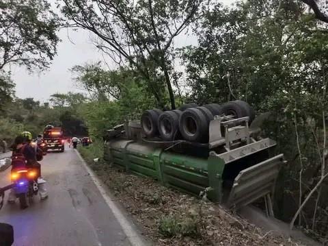 Cae trailer a barranco a más de 20 metros en Tantoyuquita