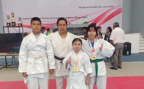 Destacan dos niñas en torneo de karate
