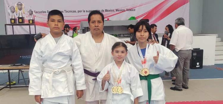 Destacan dos niñas en torneo de karate