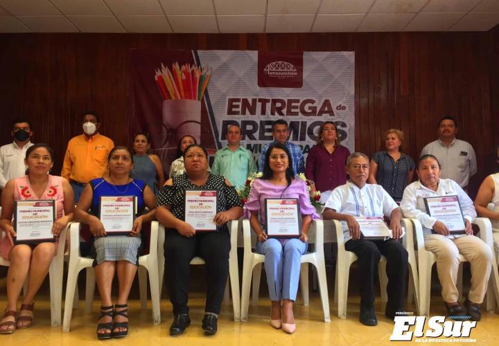 Recibieron 14 profesores premios municipales 2022
