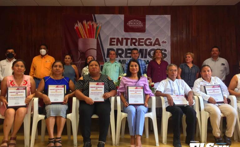 Recibieron 14 profesores premios municipales 2022