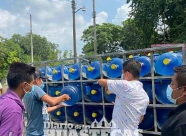 Ayuntamiento entregó agua potable a familias