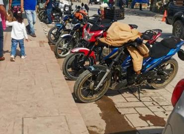 Motos invaden la calle Juárez