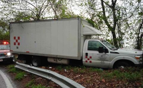 Racha de accidentes: derrapa camioneta y sale de la vía