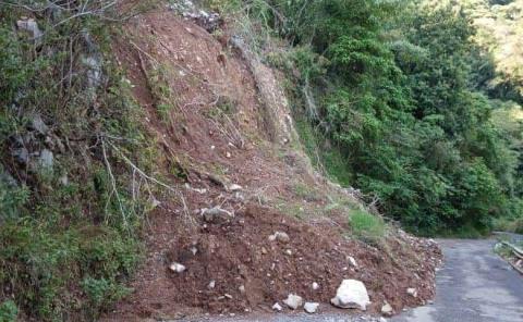 Carreteras colapsadas por desgaje de cerros

