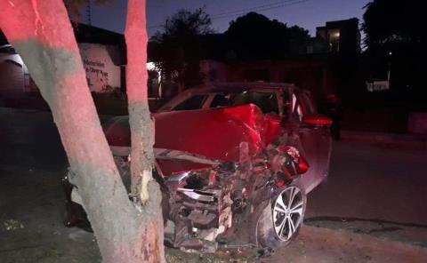 Automóvil chocó contra un árbol
