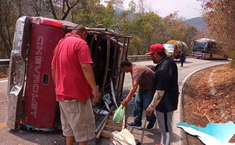 Volcó camioneta en la Valles-Rioverde                 
