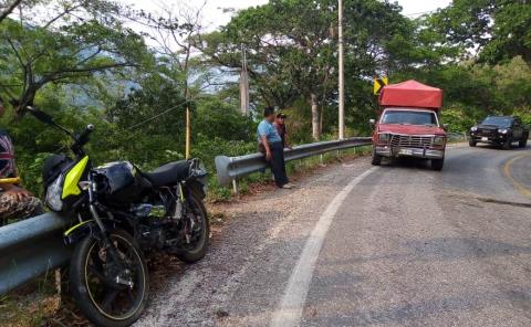 Muere motociclista; se impactó contra camioneta