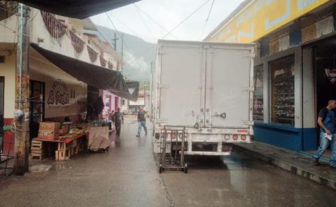 Camiones foráneos tapan las calles de Matlapa
