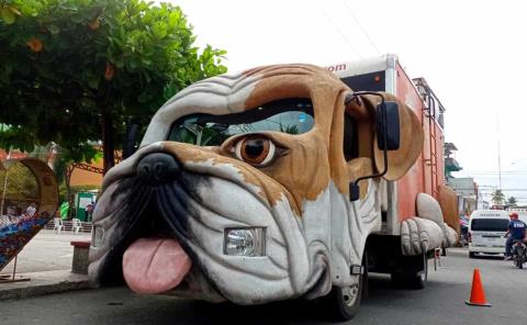 Camión perro causó sensación a su llegada en Tamazunchale

