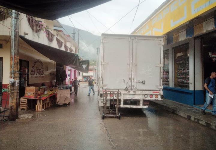 Camiones foráneos tapan las calles de Matlapa