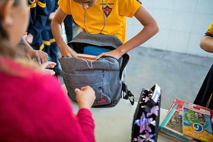 Reactivan revisión de mochilas en escuelas
