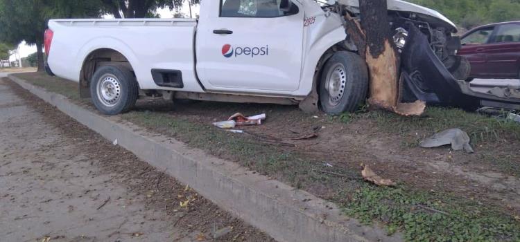 Camioneta chocó contra un árbol